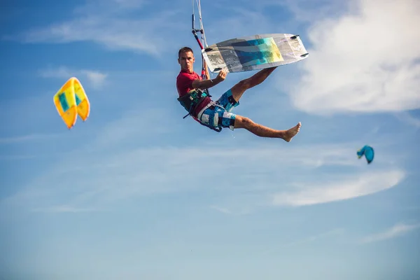 Profi-Kiter macht den schwierigen Trick auf einem Fluss. Kitesur — Stockfoto