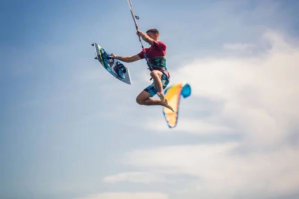 Profi-Kiter macht den schwierigen Trick auf einem Fluss. Kitesur — Stockfoto