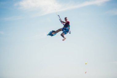 Profesyonel kiter güzel bir sırt zor hile yapar