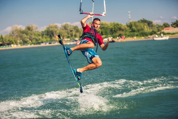 Profesionální drak dělá obtížný trik na řece. Kitesur — Stock fotografie