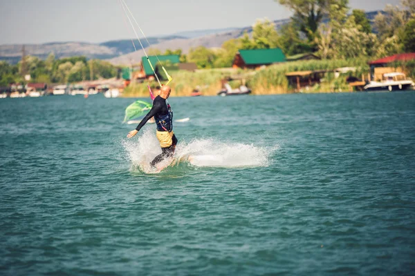 El kiter profesional hace el truco difícil en el río. KITESUR —  Fotos de Stock