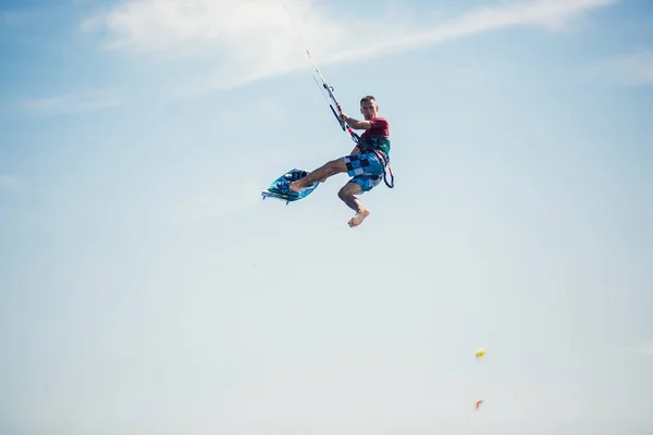 Kiter profissional faz o truque difícil em uma bela volta — Fotografia de Stock