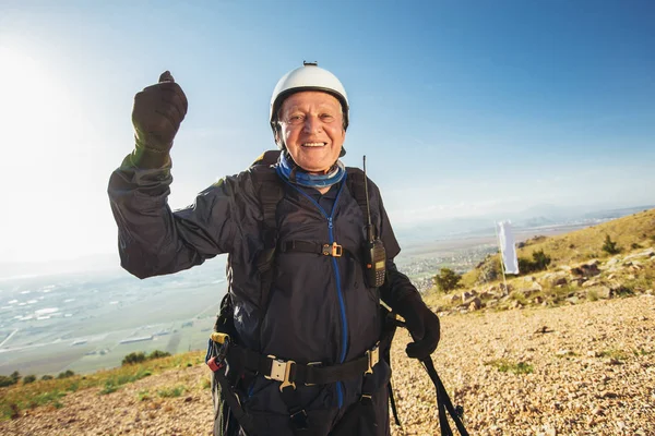 Parapente sênior nos pré-pares de terra para voar . — Fotografia de Stock