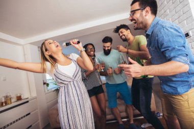 Mutlu arkadaş birlikte evde şarkı. Karaoke partisi konsepti