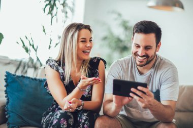 Tablet pc bilgisayar ve kredi veya banka ile Gülümseyen mutlu çift 