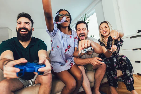 Amigos multiétnicos felizes jogando videogame e se divertindo em h — Fotografia de Stock