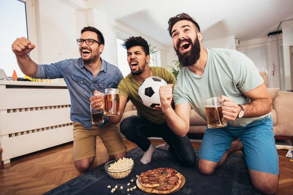 Nette glückliche Männer, die ihre Fußballmannschaft unterstützen — Stockfoto