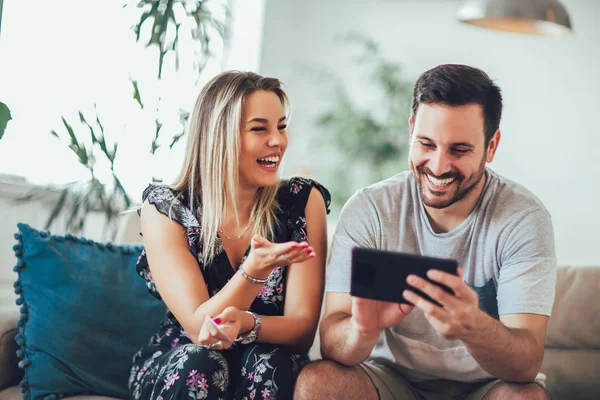 Sonriendo feliz pareja con la computadora de la tableta PC y el crédito o banco — Foto de Stock