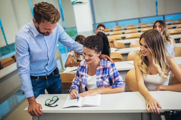 Mužské učitel výuky univerzitních studentů ve třídě. — Stock fotografie