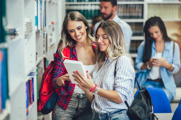 Studenti studují v knihovně. Mladí lidé tráví čas — Stock fotografie