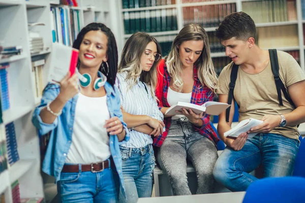 Studenten studeren in de bibliotheek. Jongeren brengen tijd door — Stockfoto