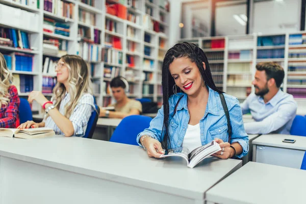Studenten studeren in de bibliotheek. Jongeren brengen tijd door — Stockfoto