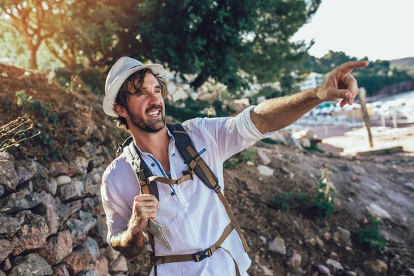 Toerist in een zomer bos veel plezier. — Stockfoto