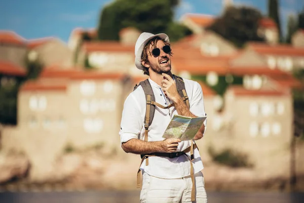 Outdoor mode portret van knappe stijlvolle toerist poseren — Stockfoto