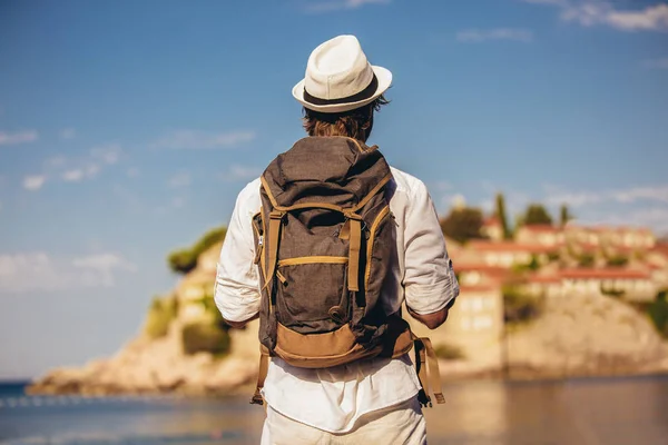 Sırt çantalı turist yeni seyahat macerasına hazır.. — Stok fotoğraf