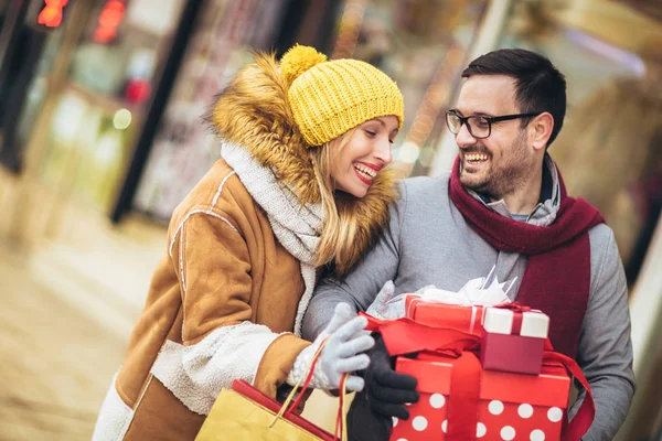 Casal jovem fazendo compras de Natal na cidade — Fotografia de Stock