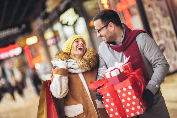 Junges Paar beim Weihnachtseinkauf in der Stadt — Stockfoto