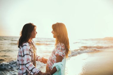 Pretty kız sahilde kız arkadaşı ile bir eğlence var