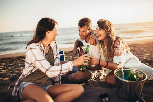 Друзі розважаються на пляжі в сонячний день . — стокове фото