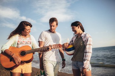  Gençler tatilde mutlu görünüyorlar. Beac 'a biniyorlar.
