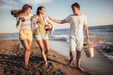  Gençler tatilde mutlu görünüyorlar. Beac 'a biniyorlar.