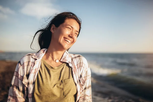 Uma mulher feliz na praia. Retrato da menina bonita close-u — Fotografia de Stock