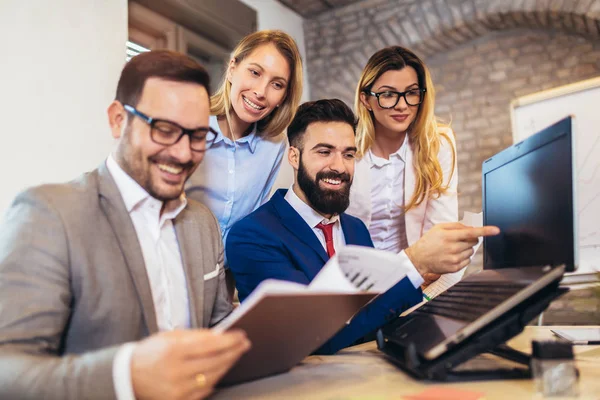 Grupo de jovens empresários que trabalham em conjunto em empresas criativas — Fotografia de Stock