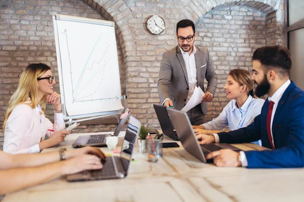 Porträtt av en ung affärsman som ger presentation för sin colle — Stockfoto