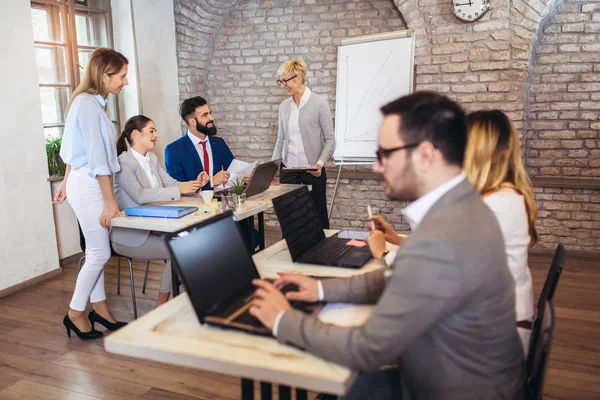 Gruppo di giovani imprenditori che lavorano insieme in uffici creativi — Foto Stock