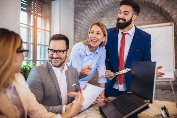 Gruppo di giovani imprenditori che lavorano insieme in uffici creativi — Foto Stock