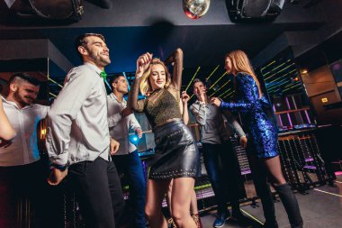 Gece kulübünde dans eden gençler