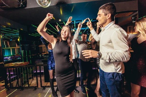 Jóvenes bailando en discoteca — Foto de Stock