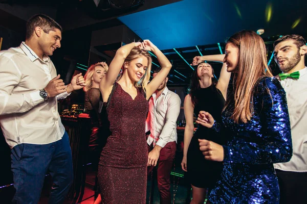 Young people dancing in night club — Stock Photo, Image