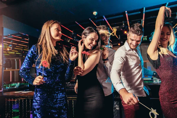 Молоді люди танцюють в нічному клубі — стокове фото