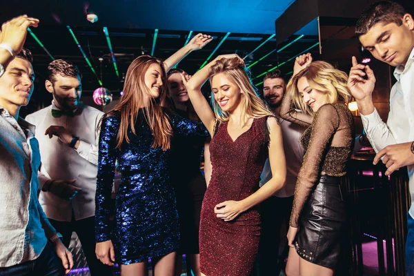 Jóvenes bailando en discoteca — Foto de Stock