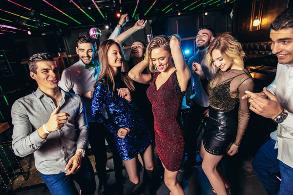 Молоді люди танцюють в нічному клубі — стокове фото