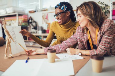 İki genç girişimci kadın ya da moda tasarımcıları