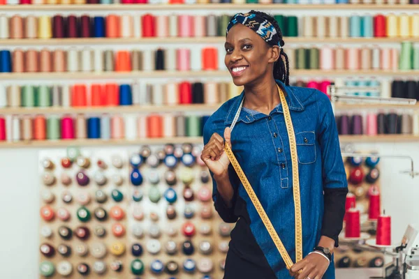 Retrato de la feliz modista africana en el estudio. Contexto — Foto de Stock