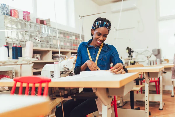Jeune ouvrier textile africain couture sur la ligne de production . — Photo