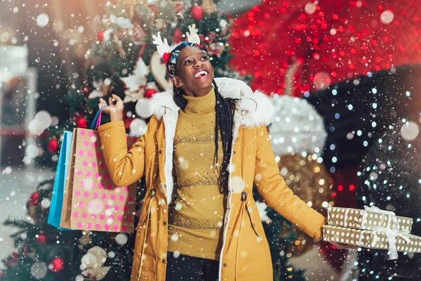 Αφρικανή ψωνίζει δώρα στο εμπορικό κέντρο για χριστουγεννιάτικες εκπτώσεις. Νέο έτος — Φωτογραφία Αρχείου