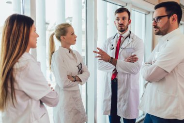 Tıbbi ekip ofiste tartışıyor.