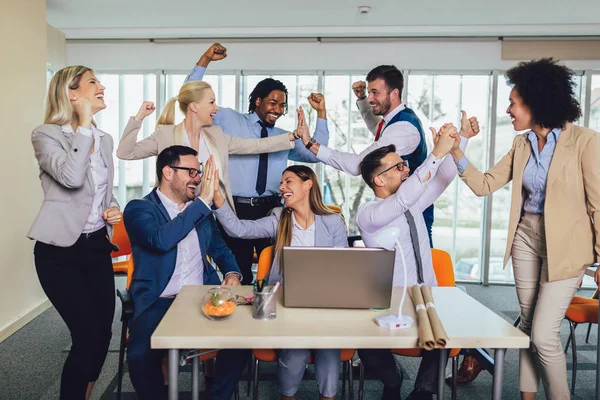 Щасливі ділові люди святкують успіх в компанії — стокове фото