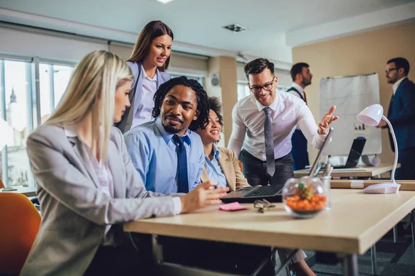 Equipo de personas creativas mirando al colega mostrando el proyecto pla —  Fotos de Stock