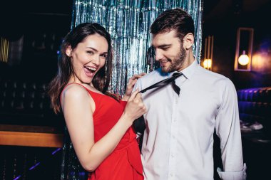 Gece kulübünde dans eden çift. Genç adam ve kadın eğleniyor.