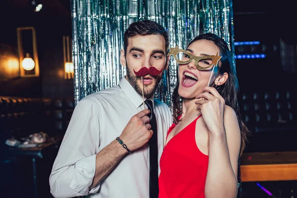 Um casal a dançar no clube nocturno. Jovem e mulher se divertindo — Fotografia de Stock