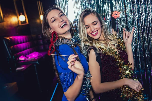 Девушки празднуют Новый год в ночном клубе. Группа женского пола — стоковое фото