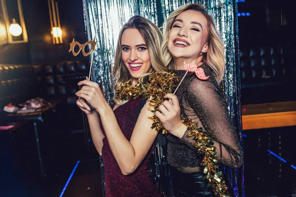 Ragazze che festeggiano Capodanno al nightclub. Gruppo di femore — Foto Stock