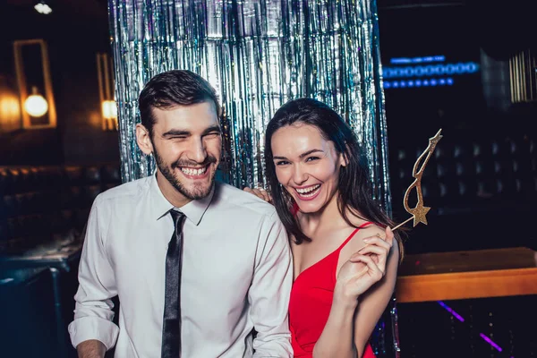 Пара танцев в ночном клубе. Молодой человек и женщина веселятся — стоковое фото