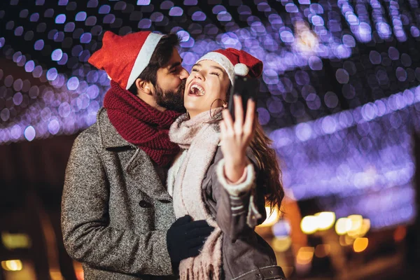Gelukkig jong liefhebbend paar maken selfie en glimlachen terwijl stand i — Stockfoto