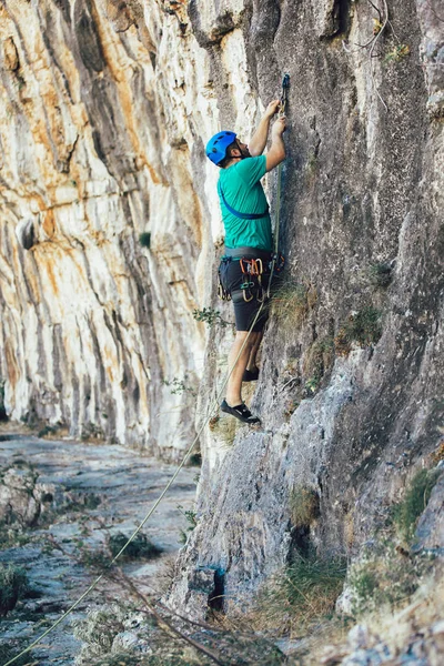 Homem com uma corda envolvida nos esportes de escalada no ro — Fotografia de Stock